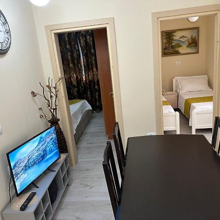 Holiday House Дуррес Екстер'єр фото