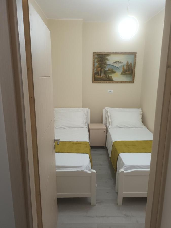 Holiday House Дуррес Екстер'єр фото