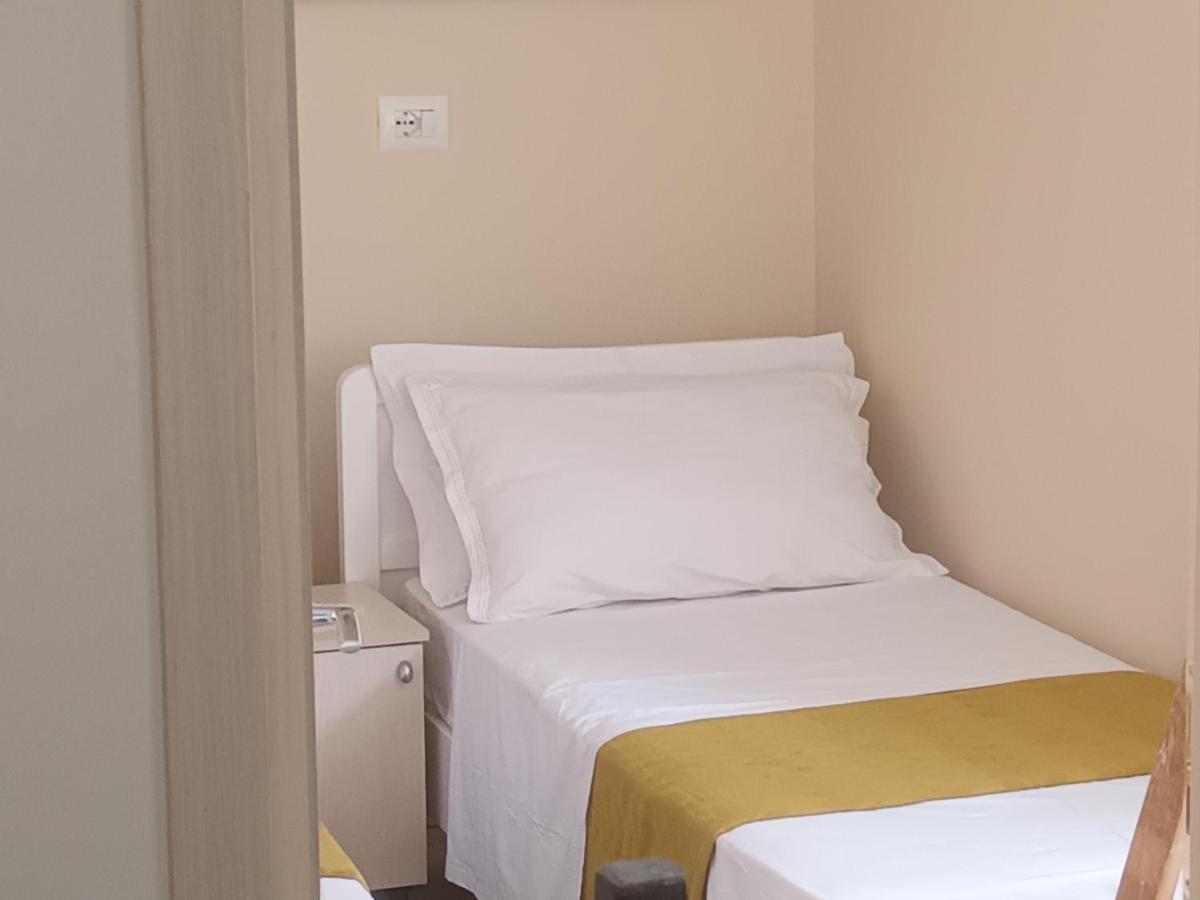 Holiday House Дуррес Екстер'єр фото
